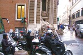 Улица четрыех фонтанов и популярный способ передвижения в Риме.